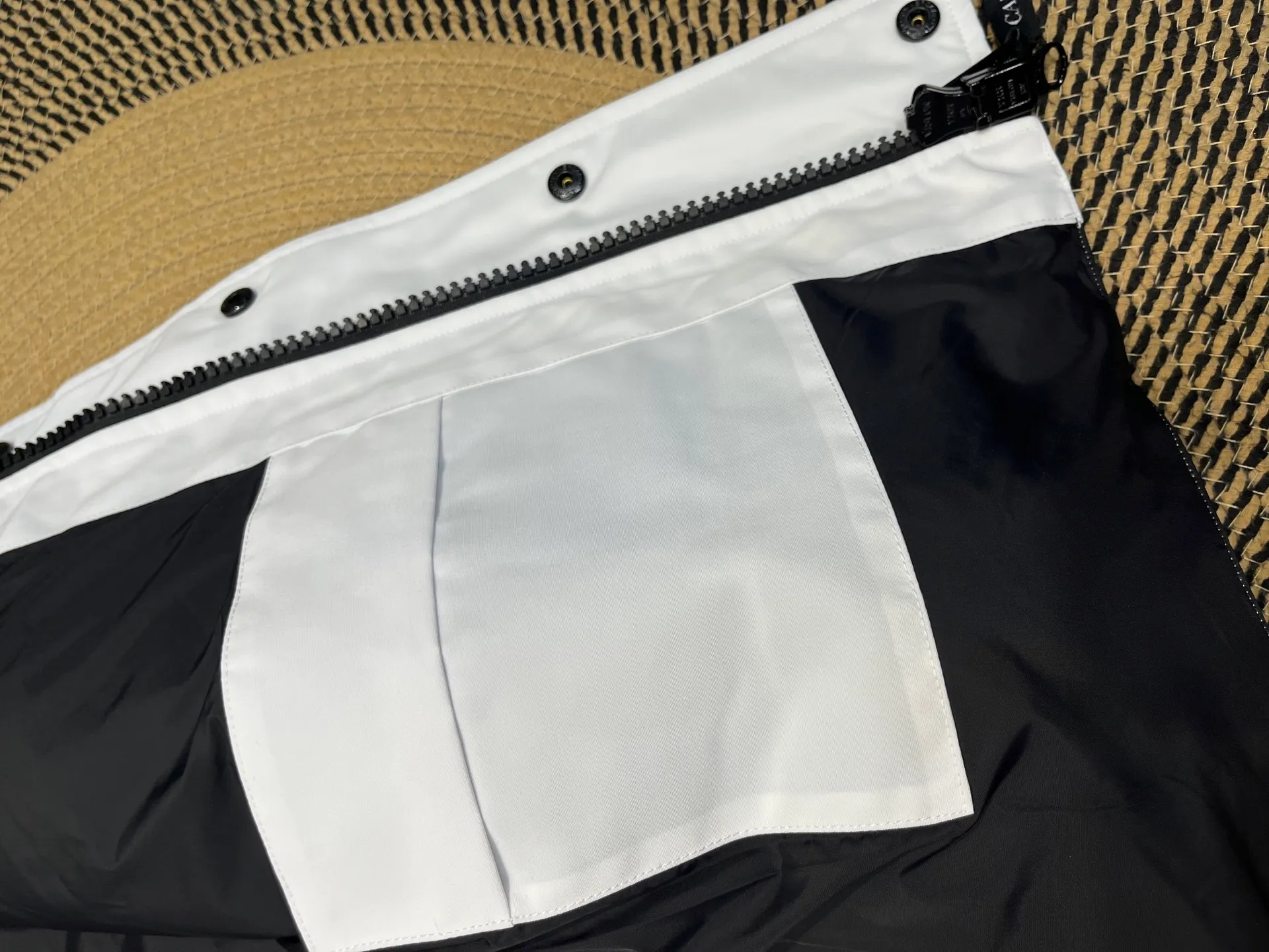 P380 🇨🇦Canada Goose""🇨🇦🌟 (pure white, non-returnable) Garson down vest has always been recognized as the warmest down jacket. Various Instagram celebrities, Internet celebrities, and celebrities often wear it for street photos. I make Canada Goose every year, but I still can't get rid of my love for it. No matter how cold the days are, there is no need to be afraid, because there is! Filled with 90% white duck down, it is the legendary warmest down jacket and is known as a must-have for Arctic outdoor sports! The most popular down jacket in the world, celebrities are rushing to buy it, it is a must-have!  Size: XS to 2XL